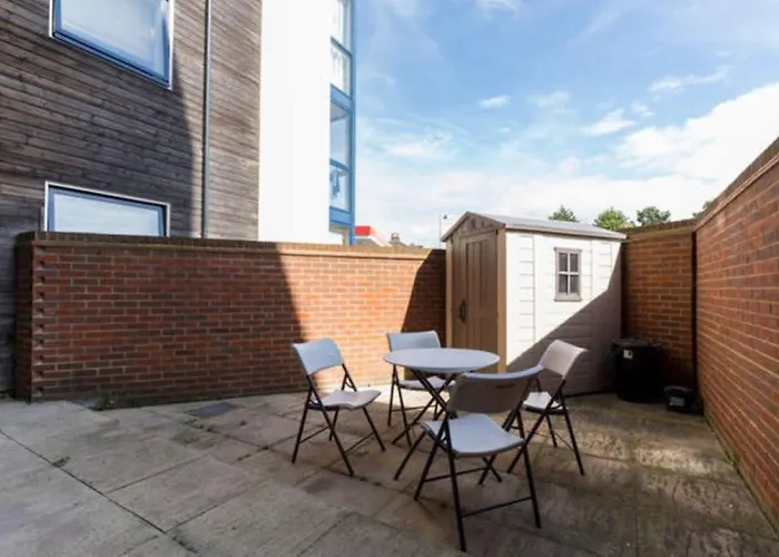1 Bed Apartment, Sleeps 4, Free Parking, East Croydon, Gr London